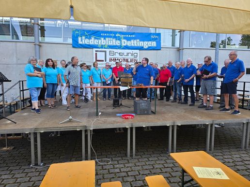 Der gemischte Chor der Liederblüte Dettingen eröffnet das Weißbierfest 2024
